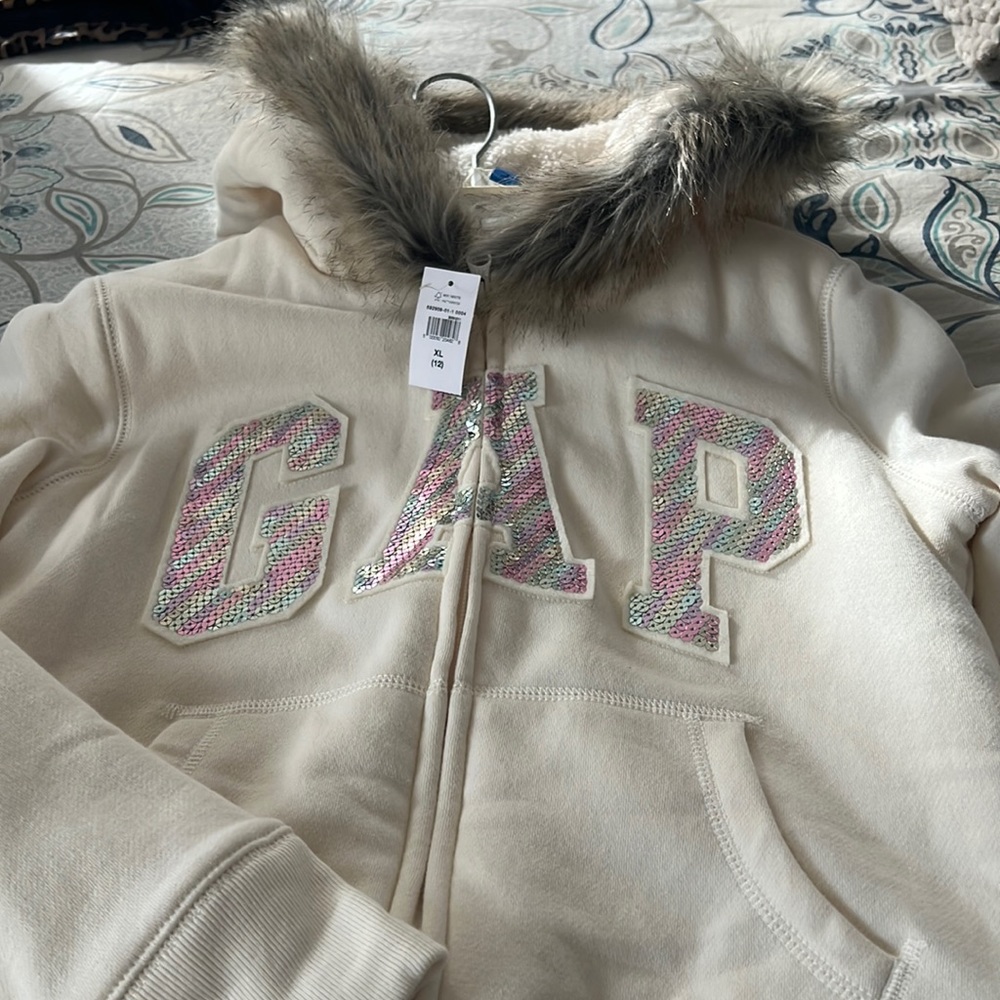 Brand new girls, Gap hoodie